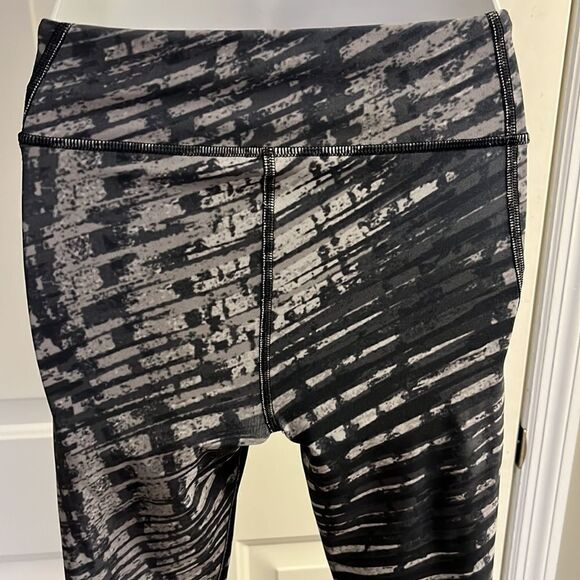 Under Armour Compression HeatGear Abstract Striped and Camo Cropped Legging- Sm - Picture 5 of 9